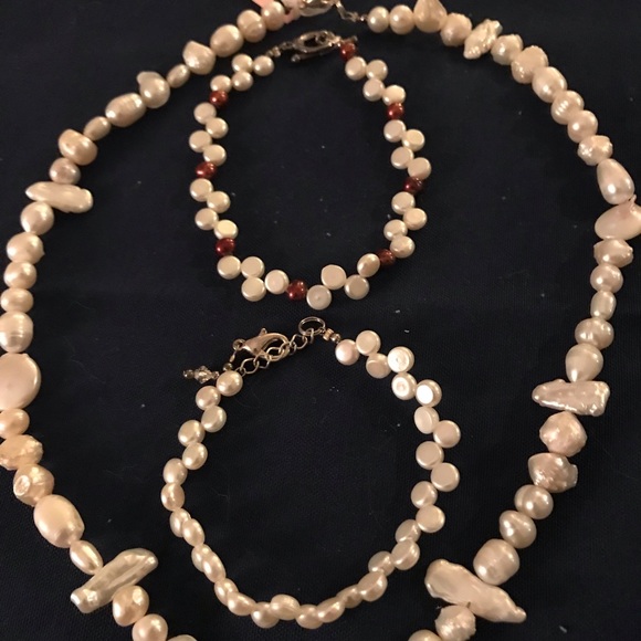 NWT Freshwater Pearls Necklace with matching two bracelets. - Picture 3 of 6